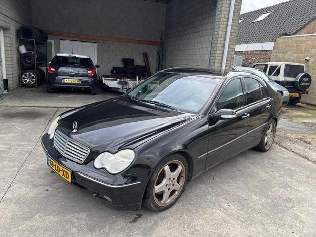 MERCEDES-BENZ 240 Sedan 4 drs