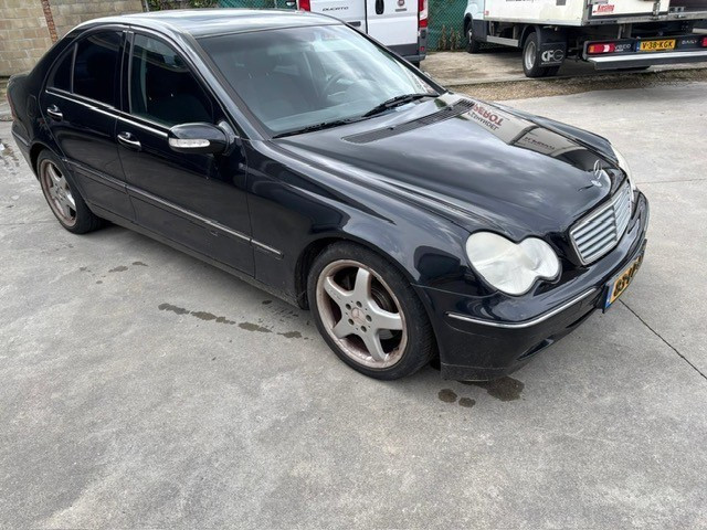 MERCEDES-BENZ 240 Sedan 4 drs