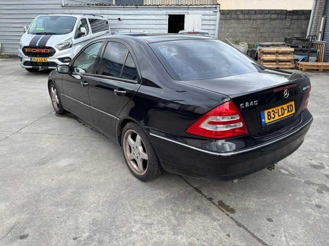 MERCEDES-BENZ 240 Sedan 4 drs