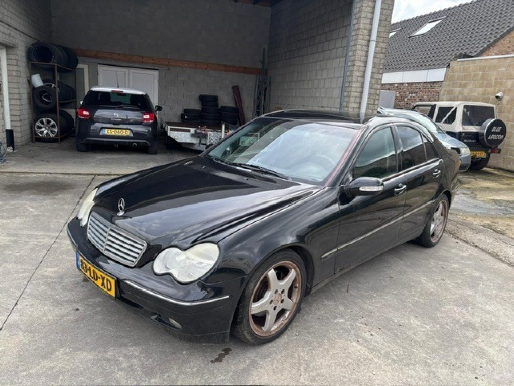 MERCEDES-BENZ 240 Sedan 4 drs